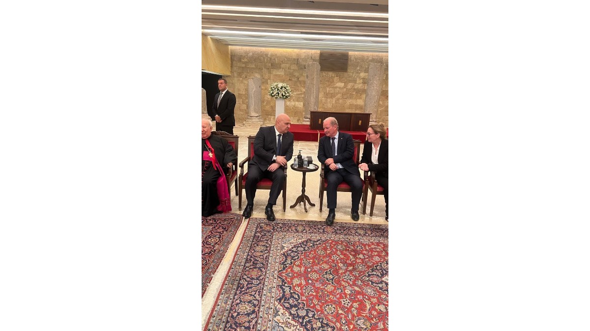 الرئيس عون في كاتدرائية مار جرجس معزّياً النائب كميل شمعون بوفاة والده دوري شمعون