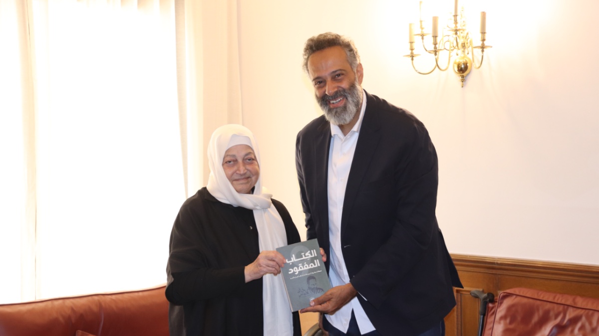 خالد غطاس يُطلع بهية الحريري على مشروعه التربوي ويهديها كتابه الجديد