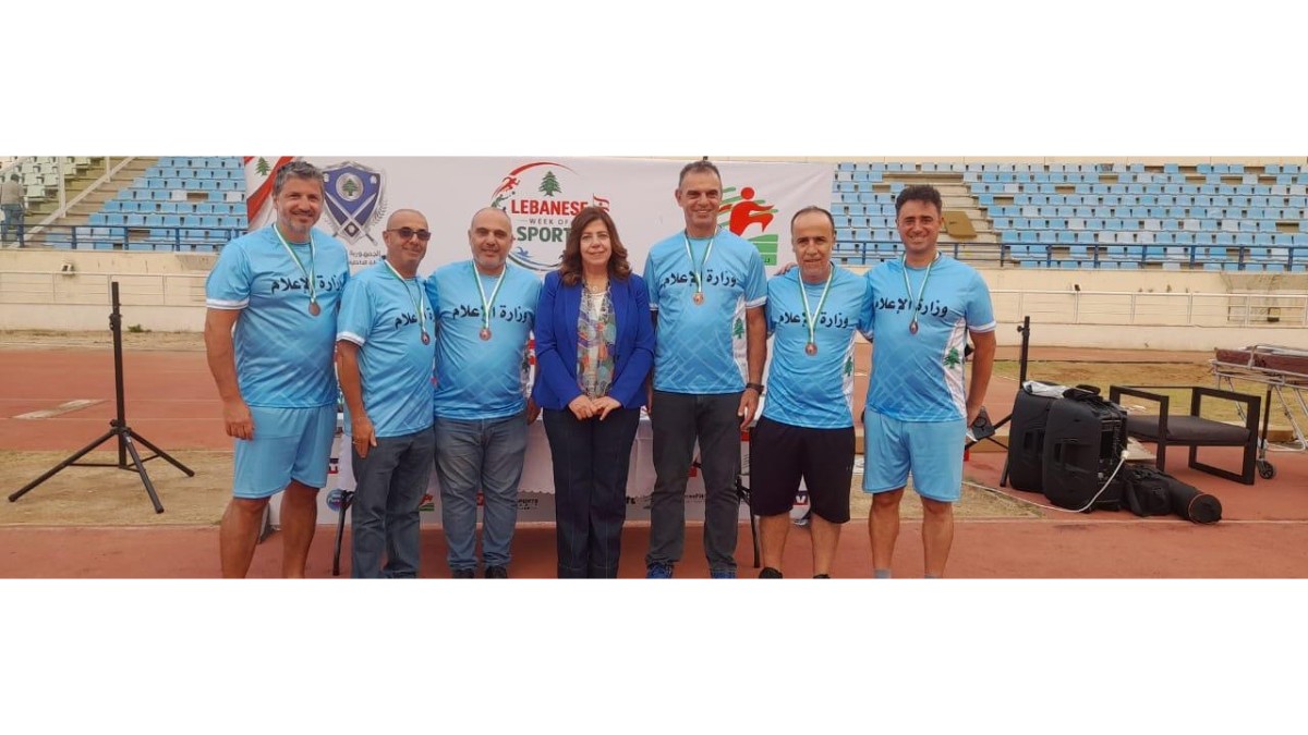 فريق وزارة الإعلام يتسلم الميداليات من وزيرة الشباب في ختام "الأسبوع الرياضي"