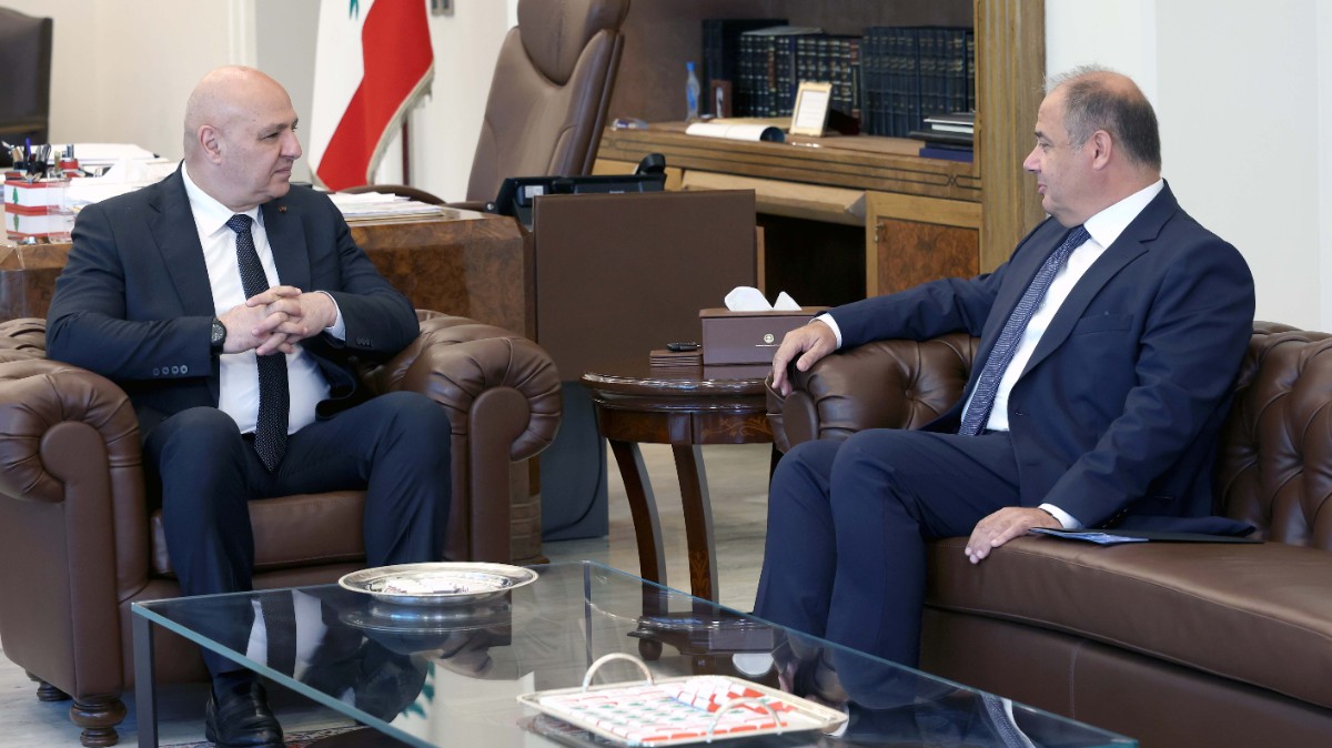 لقاءات متنوعة في القصر الجمهوري وعون تسلّم من عربيد مذكرة تقترح حواراً وطنياً اجتماعياً واقتصادياً