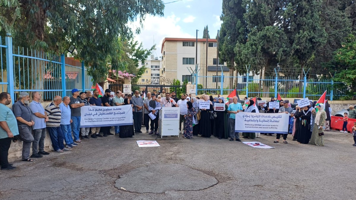 اعتصام فلسطيني أمام معهد سبلين المهني رفضا لتقليص خدمات الأونروا التربوية