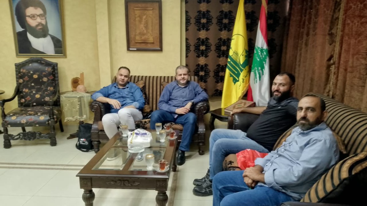 مسؤول في «حزب الله» في صيدا يطّلع من مدير «نادي شباب سيروب» على برامجه الرياضية