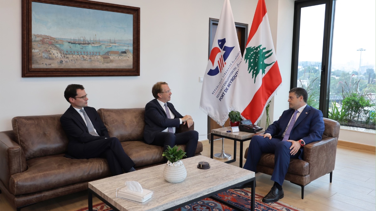 جولة للسفير الفرنسي في مرفأ بيروت