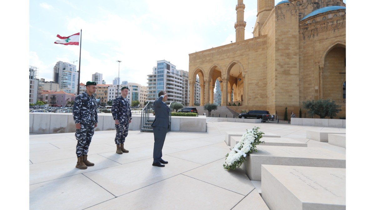 ممثل الحجار وضع إكليلاً على ضريح الشهيد وسام الحسن: عهدنا مواصلة العمل لحماية المواطنين وترسيخ سلطة الدولة وسيادتها