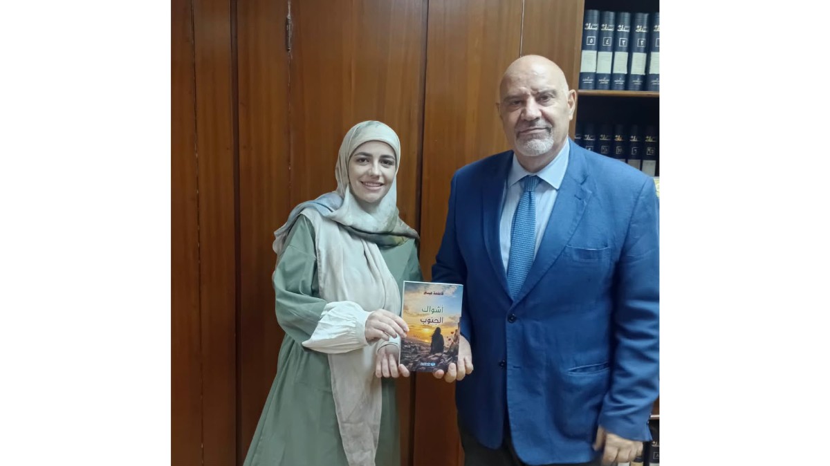 فلحه تتسلم رواية "أشواك الجنوب" من فاطمة عيسى